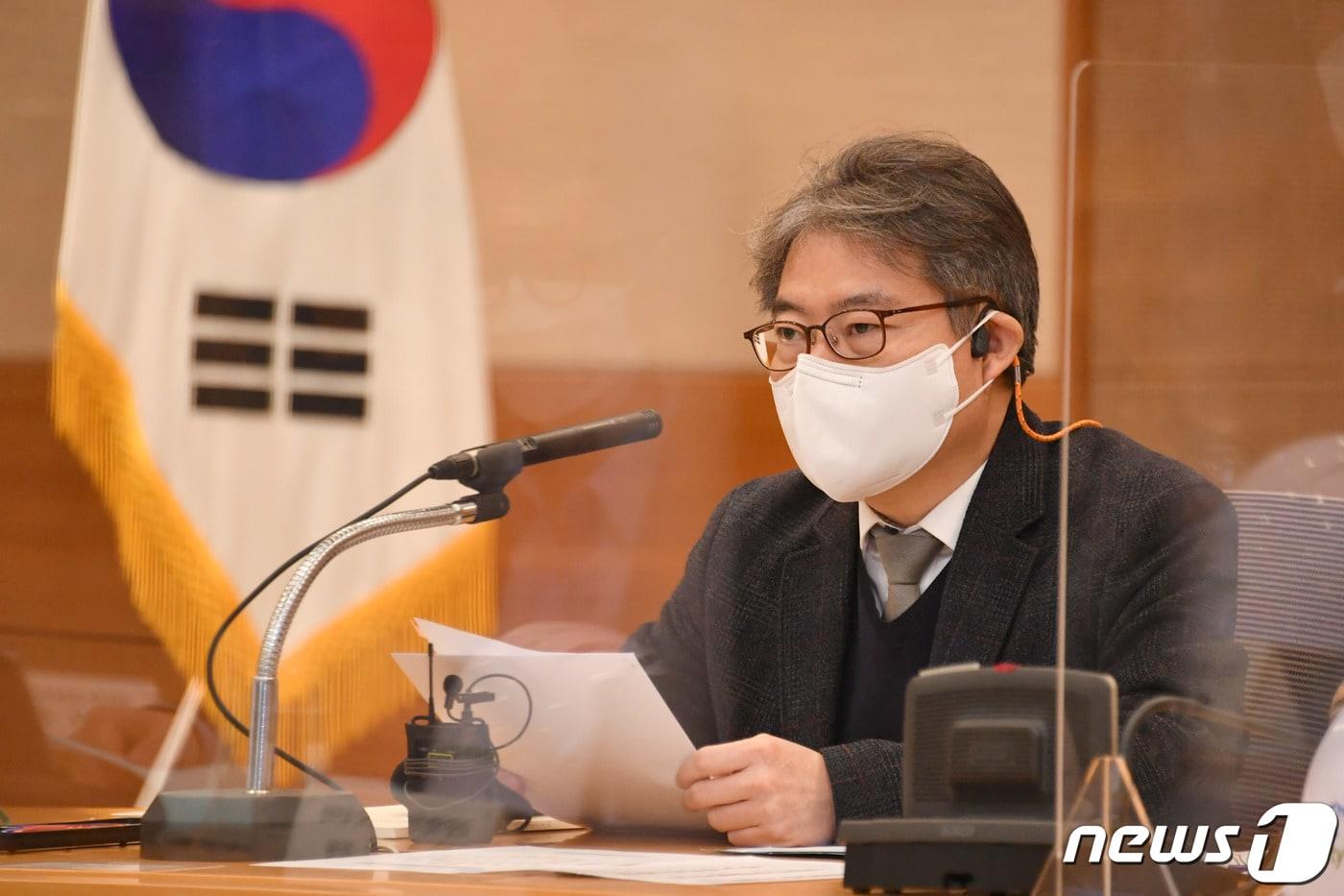 본문 이미지 - 강승준 전 기획재정부 재정관리관이 지난 2021년 2월 23일 서울 서초구 서울 지방조달청 PPS홀에서 열린 '공공기관 안전관리등급제 착수회의'를 주재하고 있다. (기획재정부 제공) 2021.2.23 ⓒ 뉴스1