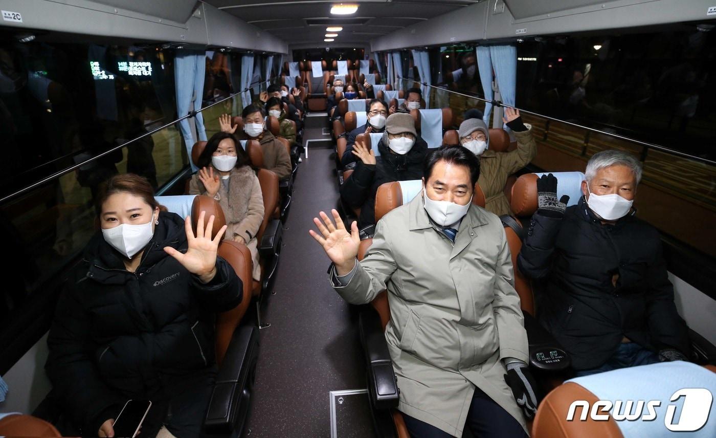 본문 이미지 - 지난해 12월 열린 프리미엄버스 개통식에서 백군기 시장이 시민들과 함께하고 있는 모습.(용인시 제공) ⓒ News1 
