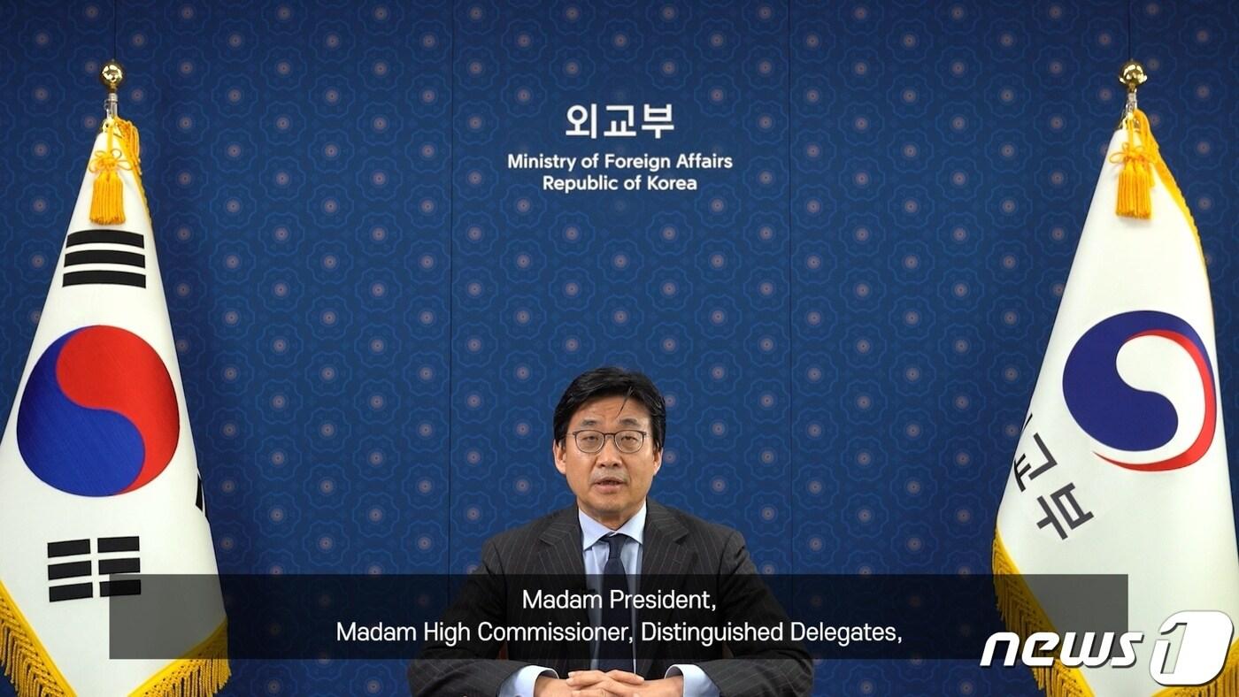 본문 이미지 - 최종문 외교부 제2차관은 23일(현지시간 )화상으로 진행된 제46차 유엔 인권이사회 고위급회기 기조연설에서 북한 인권과 관련해 "정부는 북한 인권상황에 깊은 관심과 우려를 가지고 있다"고 밝혔다.(외교부 제공)ⓒ 뉴스1