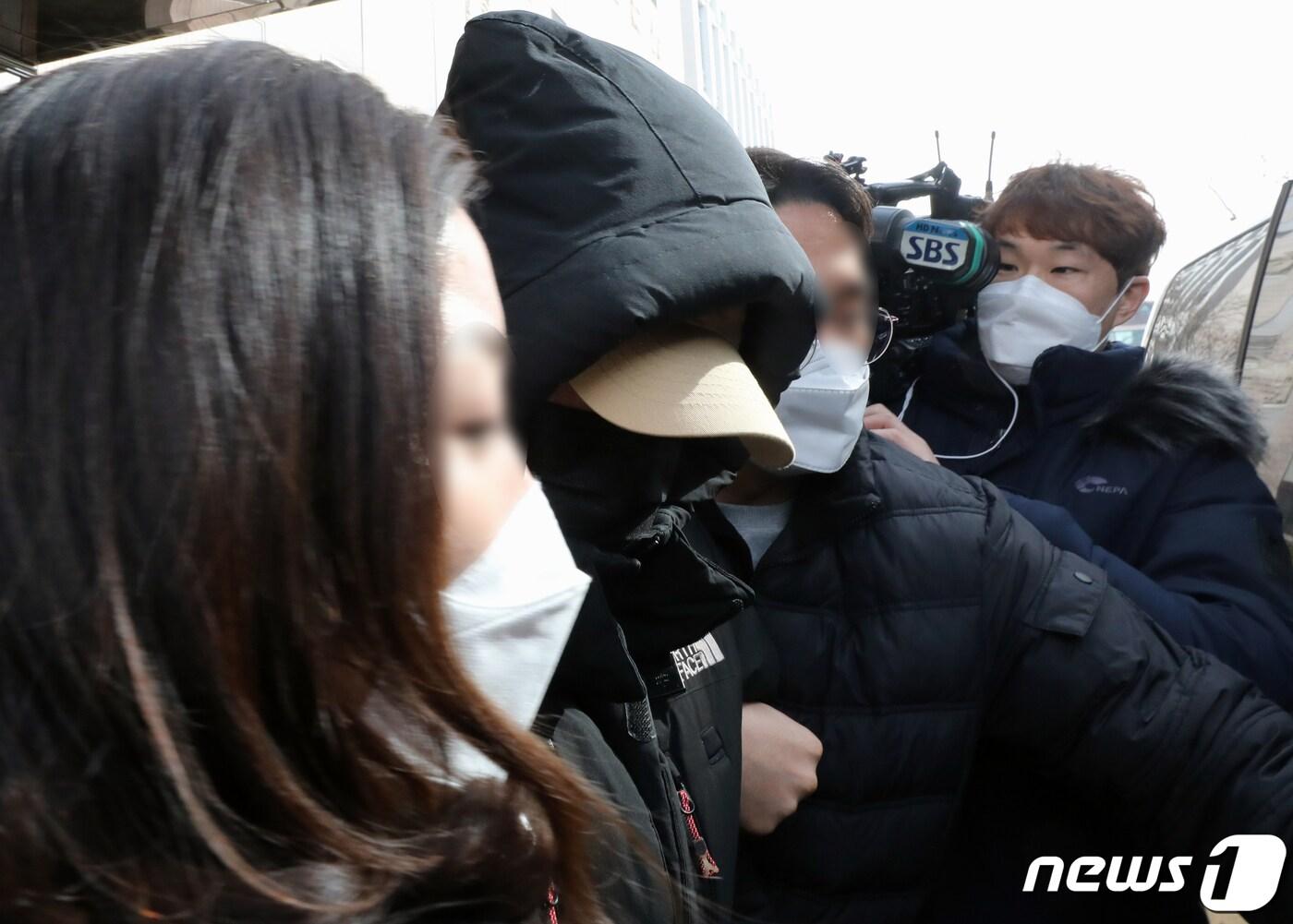 본문 이미지 - 아역배우 출신이자 전 국가대표 승마선수인 A 씨가 2021년 헤어진 여자친구에서 몰래 찍은 사진과 영상을 유포하겠다며 협박한 혐의로 인천지법 부천지원에서 구속 전 피의자 심문(영장실질심사)을 받은 후 법원을 빠져 나오고 있다. 2021.2.24/뉴스1 ⓒ News1