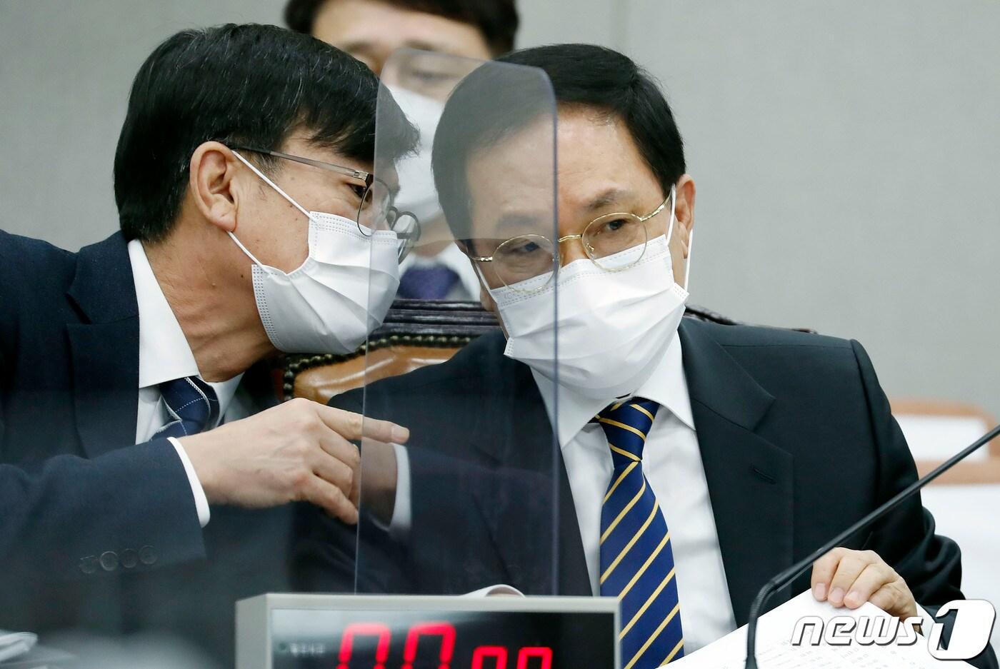 본문 이미지 - 유영민 대통령 비서실장(오른쪽)과 김상조 청와대 정책실장이 24일 서울 여의도 국회에서 열린 운영위원회 전체회의에서 대화하고 있다. 2021.2.24/뉴스1 ⓒ News1 신웅수 기자