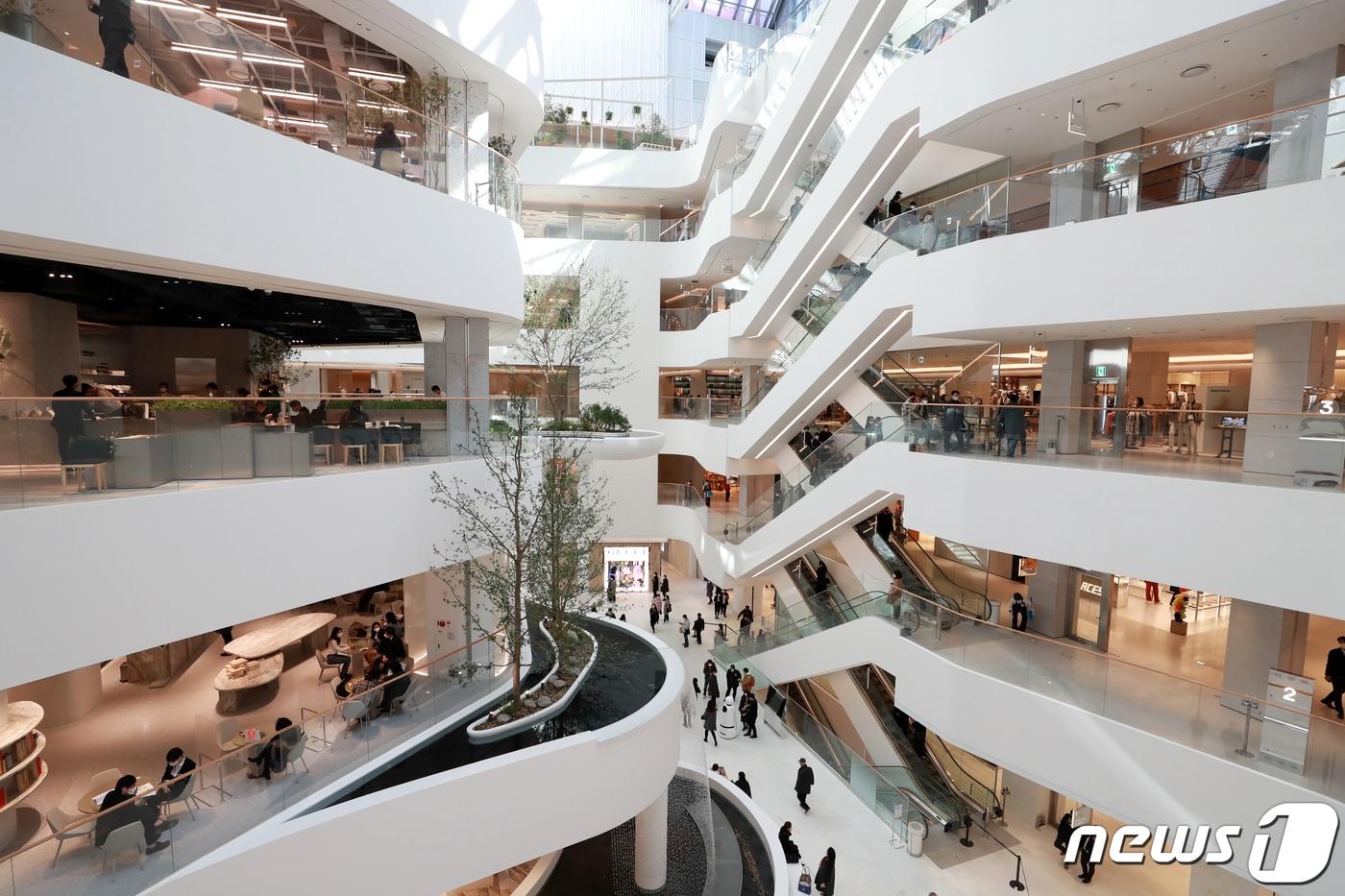 24일 사전 개점한 서울 영등포구 여의도 '더현대 서울'에서 시민들이 쇼핑을 즐기고 있다. 2021.2.24/뉴스1 ⓒ News1 구윤성 기자