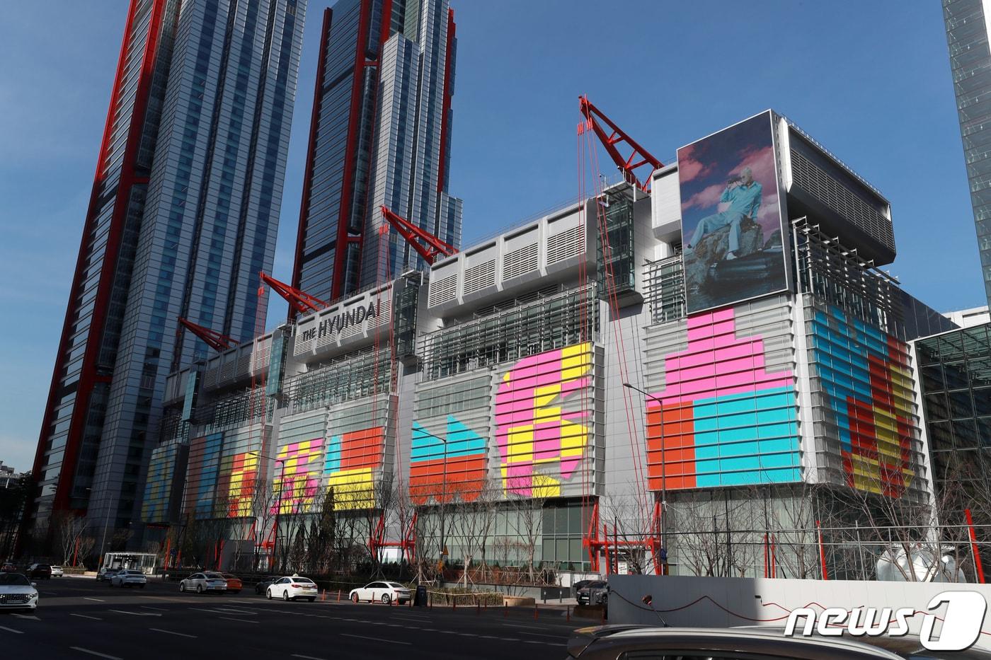 현대백화점이 24일 사전 개점한 서울 영등포구 여의도 '더현대 서울'의 모습. 오는 26일 정식 개점하는 '더현대 서울'은 전체 영업면적이 8만9천100㎡(약 2만7천평)로 서울에 있는 백화점 중 최대 규모다. 이 백화점의 콘셉은 '자연친화형 미래 백화점'으로 전체 영업면적 가운데 49%가 실내 조경과 고객 휴식 공간 등으로 구성됐다. 2021.2.24/뉴스1 ⓒ News1 구윤성 기자