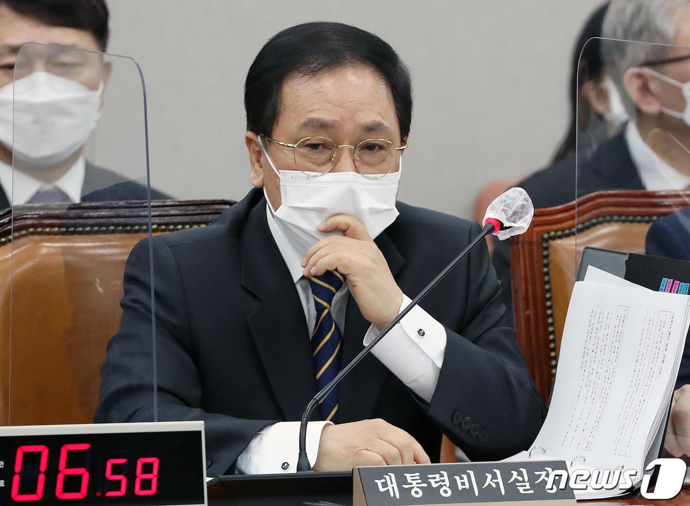 본문 이미지 - 유영민 청와대 대통령비서실장이 24일 서울 여의도 국회에서 열린 운영위원회 전체회의에 출석해 의원 질의를 경청하며 생각에 잠겨 있다. 2021.2.24/뉴스1 ⓒ News1 박세연 기자