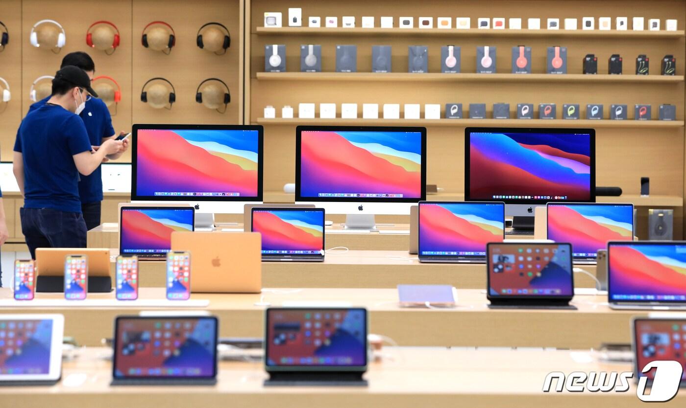 서울 영등포구 IFC몰 애플스토어 여의도점에 제품이 진열돼 있는 모습/뉴스1 ⓒ News1 구윤성 기자