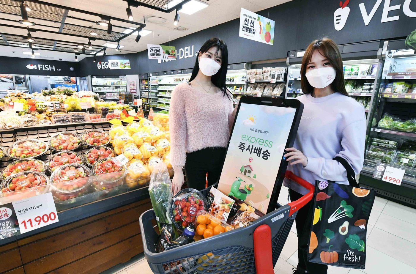 서울 양천구 홈플러스 익스프레스 목동점에서 홈플러스익스프레스 온라인 서비스를 소개하고 있다. (홈플러스 제공)ⓒ 뉴스1