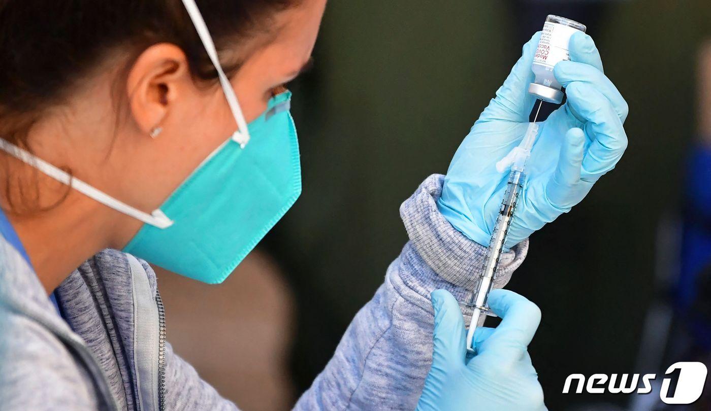 미국 로스앤젤레스에서 의료진이 모더나 백신의 접종을 준비하고 있다. ⓒ AFP=뉴스1