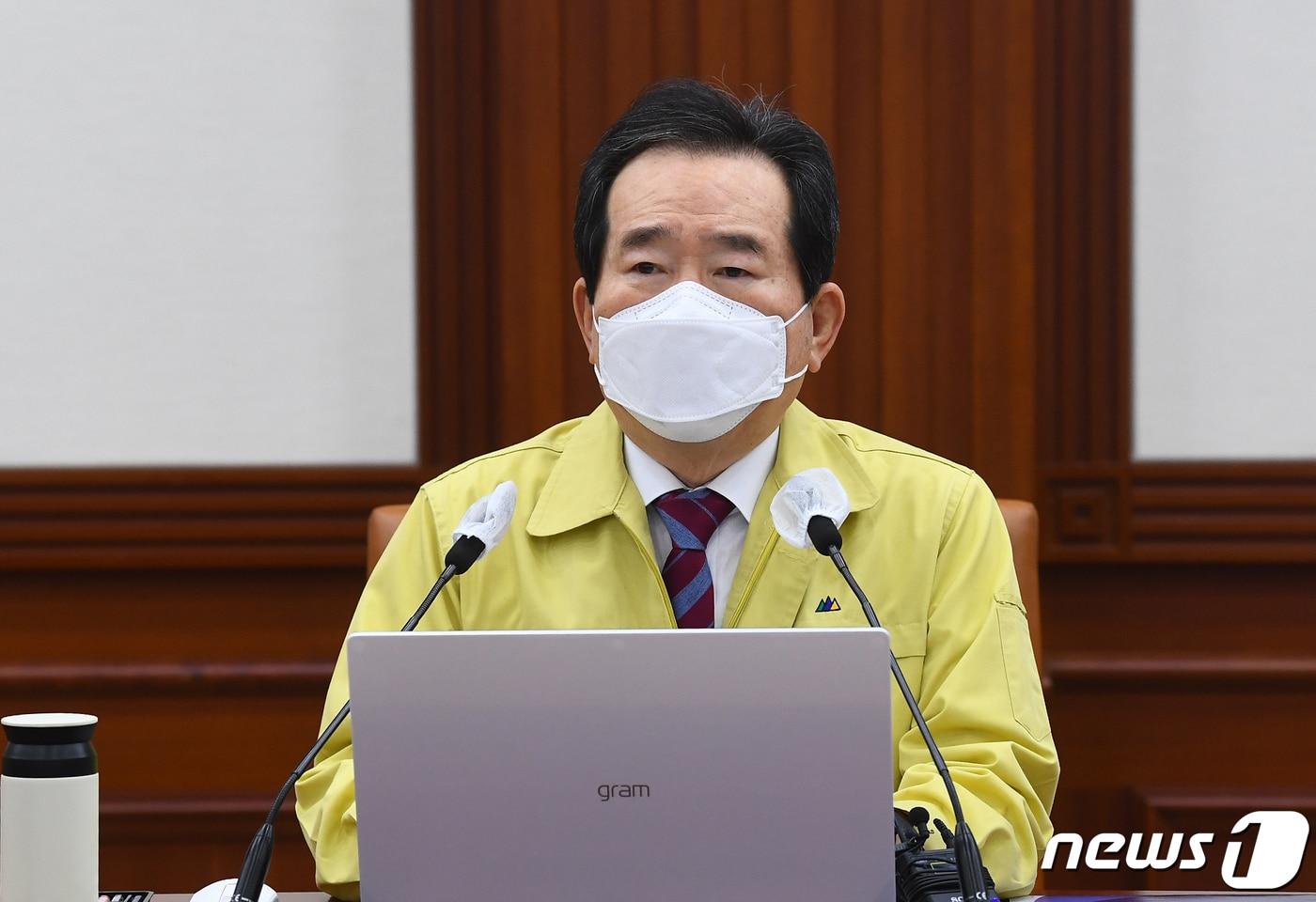 본문 이미지 - 정세균 국무총리가 25일 오전 서울 종로구 정부서울청사에서 열린 중앙재난안전대책본부(중대본) 회의를 주재하고 있다. 2021.2.25/뉴스1 ⓒ News1 박지혜 기자