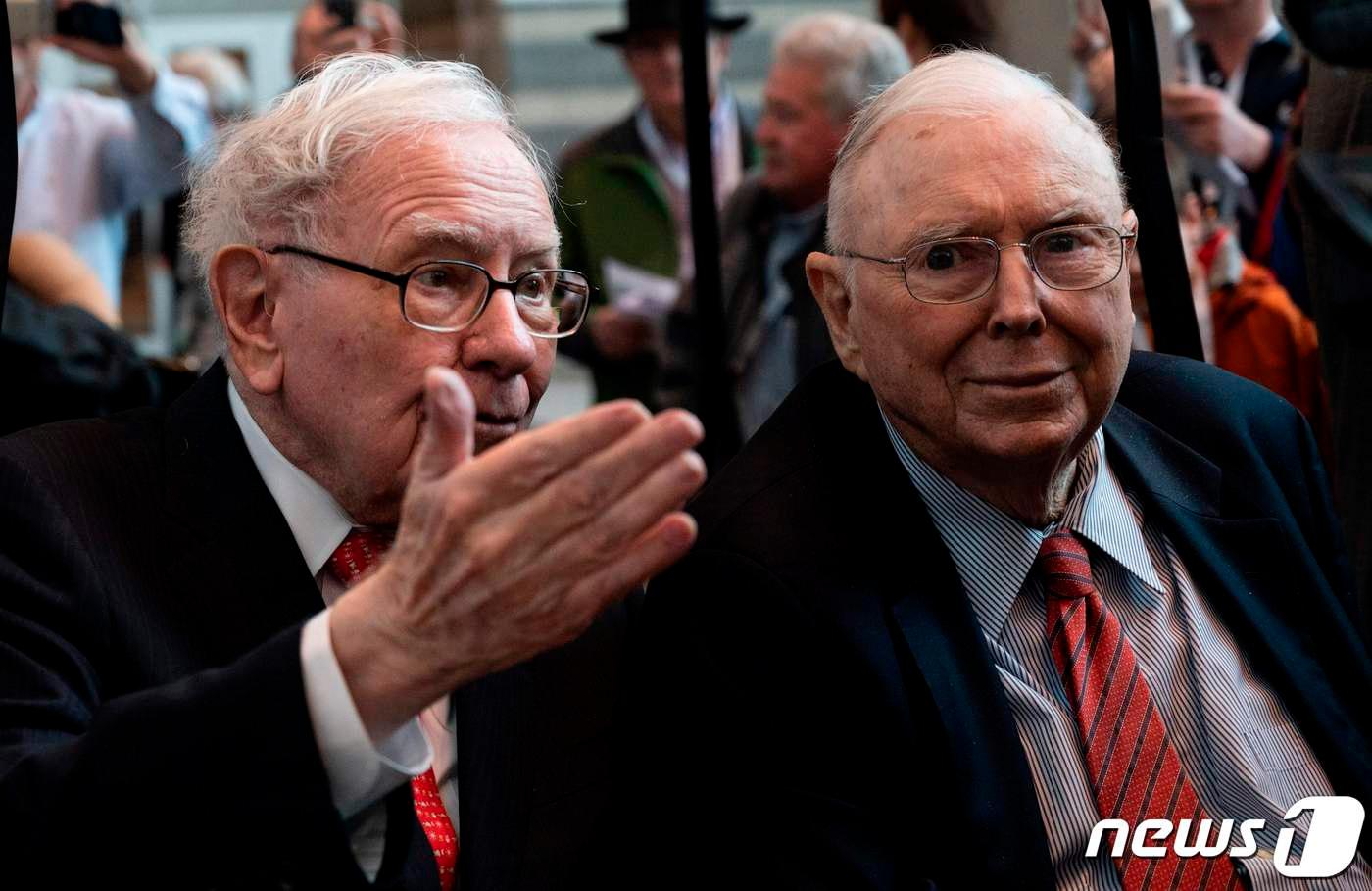 본문 이미지 - 버크셔해서웨이의 워런 버핏(왼쪽) 회장과 찰리 멍거 부회장 ⓒ AFP=뉴스1