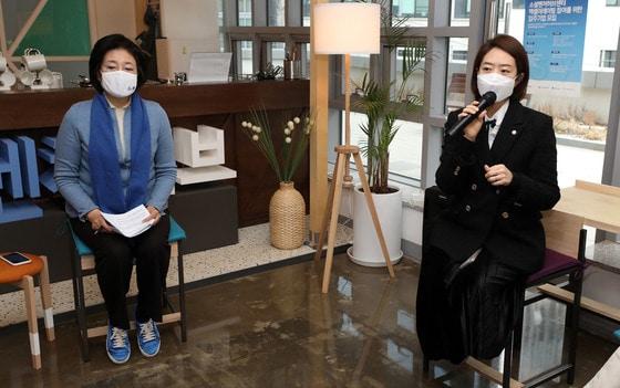 본문 이미지 - 박영선 더불어민주당 서울시장 후보(왼쪽) 대변인을 맡은 고민정 의원. 사진은 지난달 25일 서울 강남구 소셜벤처허브센터 입주사 대표들과 간담회 때 고 의원이 발언하는 모습. ⓒ News1 