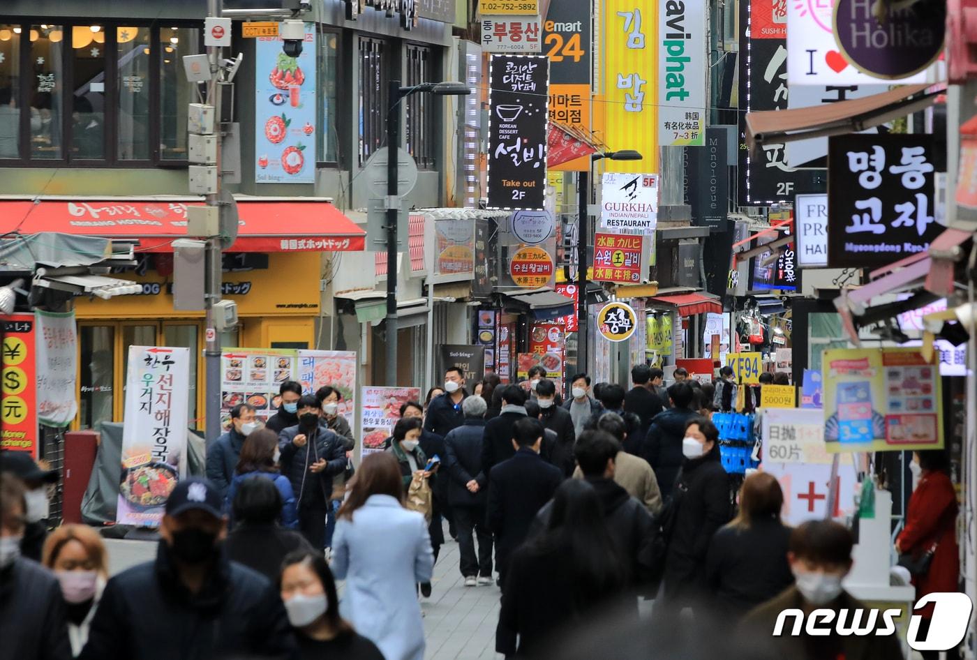 본문 이미지 - 25일 오후 서울 명동 음식점 거리가 북적이고 있다. 2021.2.25/뉴스1 ⓒ News1 구윤성 기자