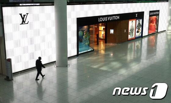 본문 이미지 - 인천국제공항 제1여객터미널 면세점이 한산한 모습을 보이고 있다. 오대일 기자ⓒ 뉴스1