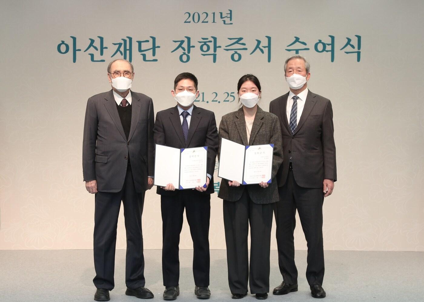 본문 이미지 - 정몽준 아산재단 이사장(왼쪽 네 번째)과 이홍구 아산재단 이사(왼쪽 첫 번째)가 의생명과학분야 대학원 장학생 2명과 기념 사진을 촬영하고 있다.(사진제공=서울아산병원) ⓒ 뉴스1