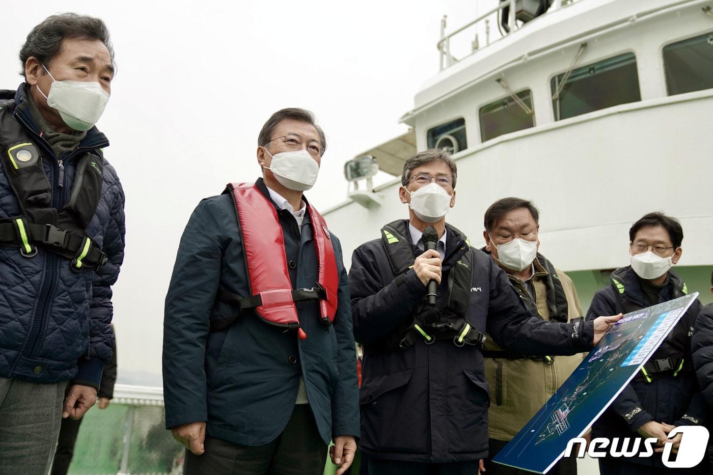 문재인 대통령이 25일 오후 부산에서 열린 '동남권 메가시티 구축 전략보고'에 참석해 가덕도 공항 예정지를 선상 시찰하고 있다. 2021.2.25/뉴스1 ⓒ News1 이광호 기자