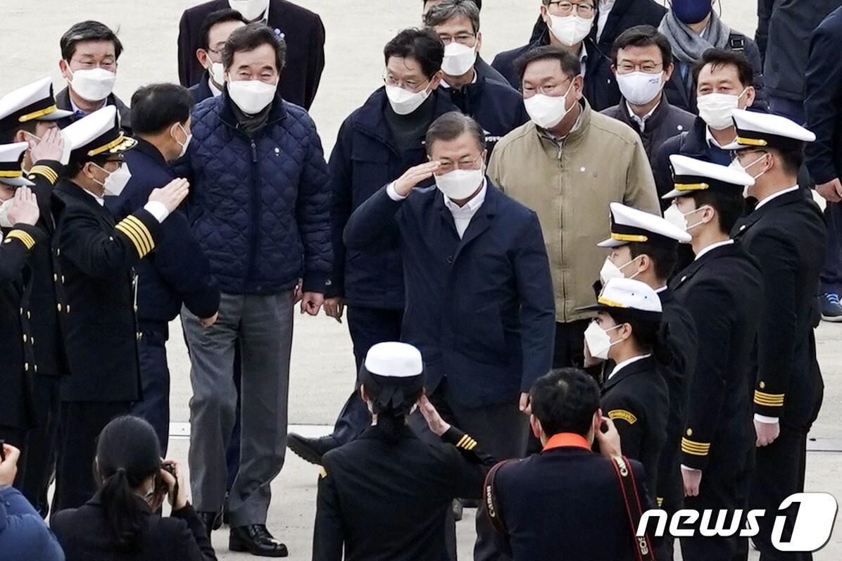 본문 이미지 - 문재인 대통령이 25일 오후 부산신항 다목적부두에 위치한 해양대학교 실습선 선상에서 열린 '동남권 메가시티 구축 전략 보고'에 참석하며 해양대 학생들의 거수경례를 받고 있다. 2021.2.25/뉴스1 ⓒ News1 이광호 기자