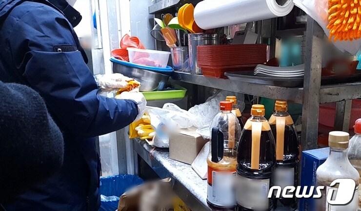 본문 이미지 - 음식점 위생상태를 점검 중인 경기도 특사경. 뉴스1 자료사진. ⓒ 뉴스1