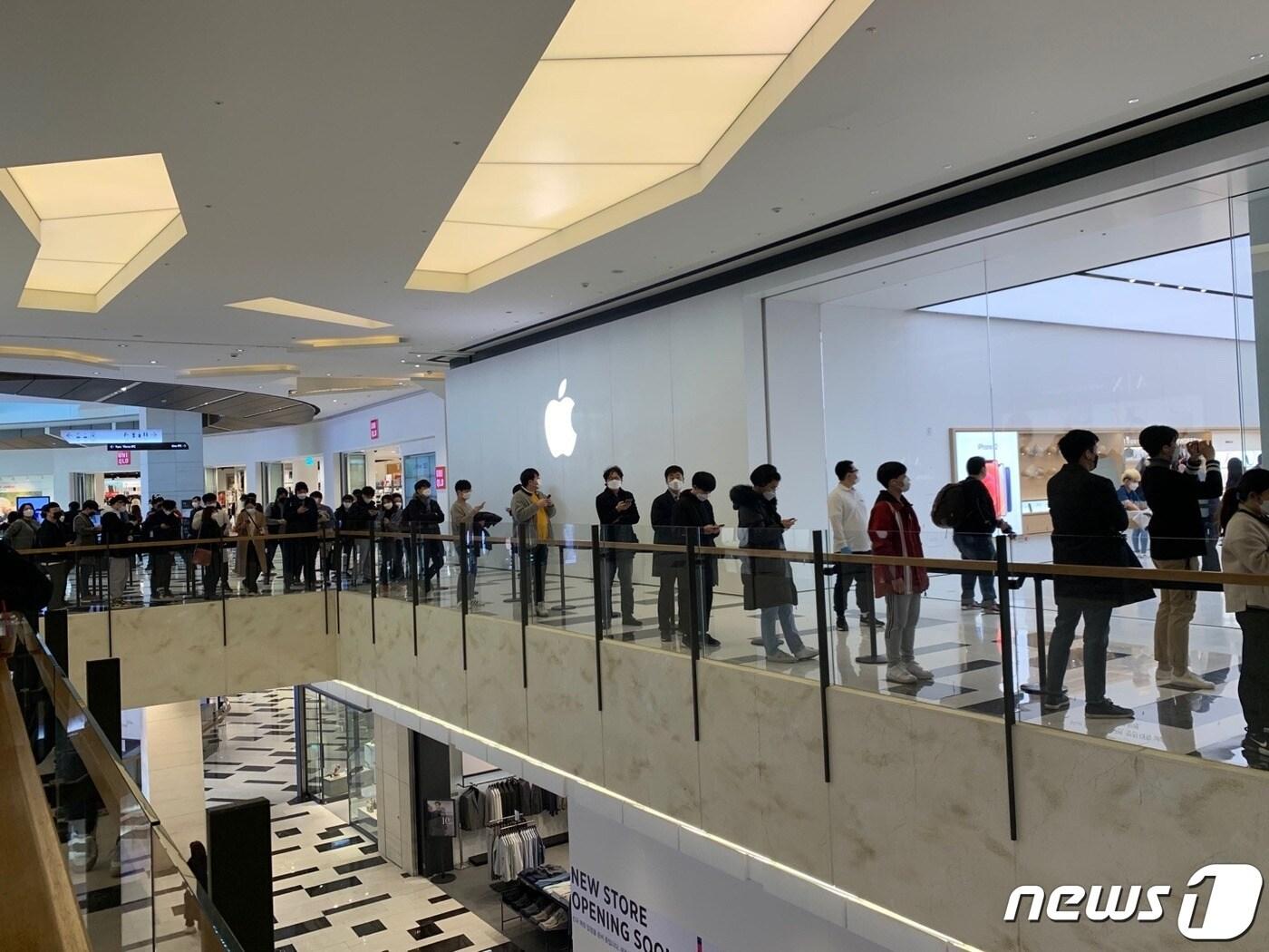 본문 이미지 - 국내 두 번째 애플스토어인 여의도점이 26일 정식 개장했다. ⓒ 뉴스1