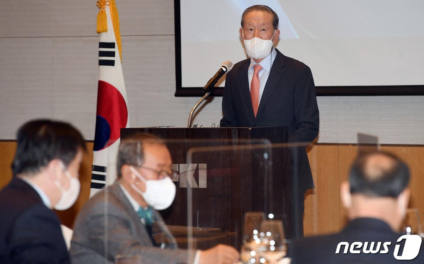 본문 이미지 - 허창수 전국경제인연합회 회장이 26일 오전 서울 여의도 전경련회관 컨퍼런스센터에서 열린 전경련 정기총회에서 발언하고 있다. 지난 2011년부터 전경련을 이끈 허 회장은 올해도 회장으로 추대되면서 6회 연속 전경련을 이끌게 됐다. 허 회장은 취임사를 통해 "무기력한 경제상황을 반전시킬 수 있는 주인공은 바로 우리 기업"이라며 코로나19 극복을 위한 기업의 역할을 강조했다. 2021.2.26/뉴스1 ⓒ News1 신웅수 기자