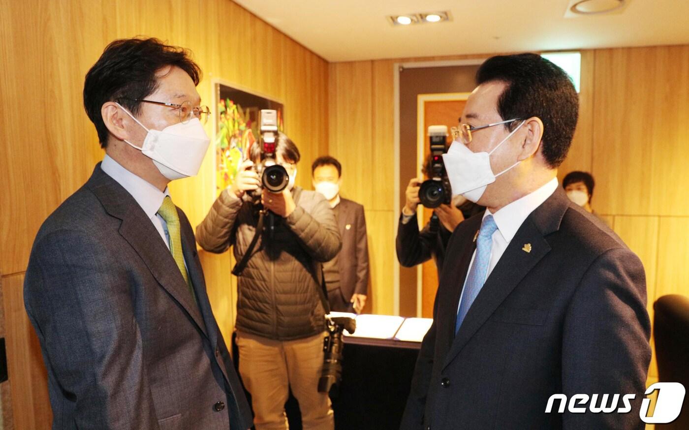 본문 이미지 - 김영록 전남도지사(오른쪽)와 김경수 경남도지사(공동유치위원장)가 26일 오전 여수세계박람회장 컨벤션센터에서 열린 '2021년도 제28차 유엔기후변화협약 당사국총회(COP28) 남해안 남중권 유치위원회 정기총회에서 대화를 나누고 있다. 2021.2.26/뉴스1 ⓒ News1 전원 기자
