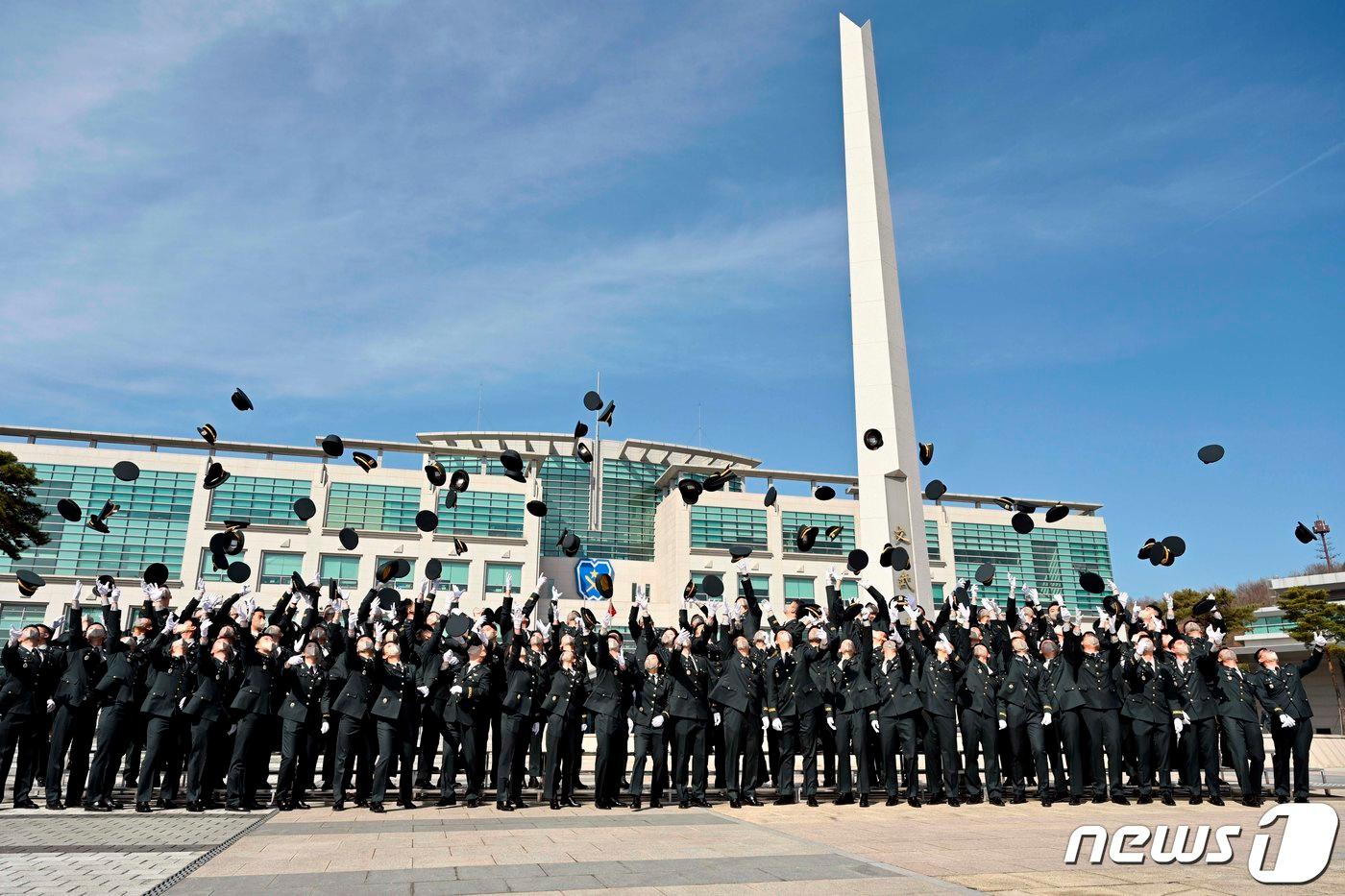 본문 이미지 - 지난 2월26일 충북 괴산 소재 육군학생군사학교에서 열린 2021년 대한민국 학군장교 임관식에 참석한 신임 장교들이 모자를 하늘로 던지며 임관을 자축하고 있다. (육군 제공) 2021.2.26/뉴스1