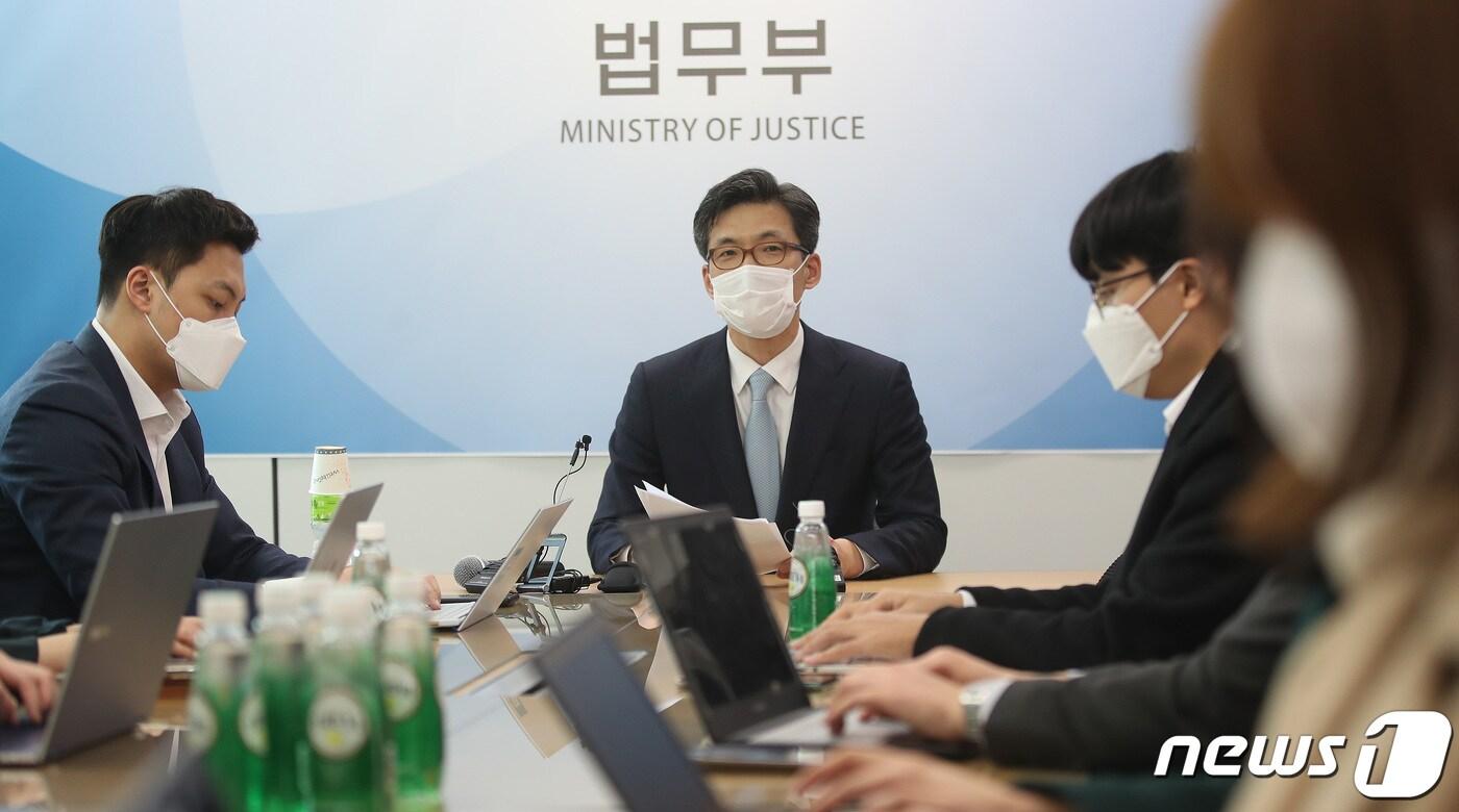 본문 이미지 - 박철우 법무부 대변인이 지난 2월26일 오후 서울 서초구 서울고등검찰청 의정관에서 '친일파 이해승 토지 국가귀속 착수' 관련 브리핑을 하고 있다. 2021.2.26/뉴스1 ⓒ News1 임세영 기자