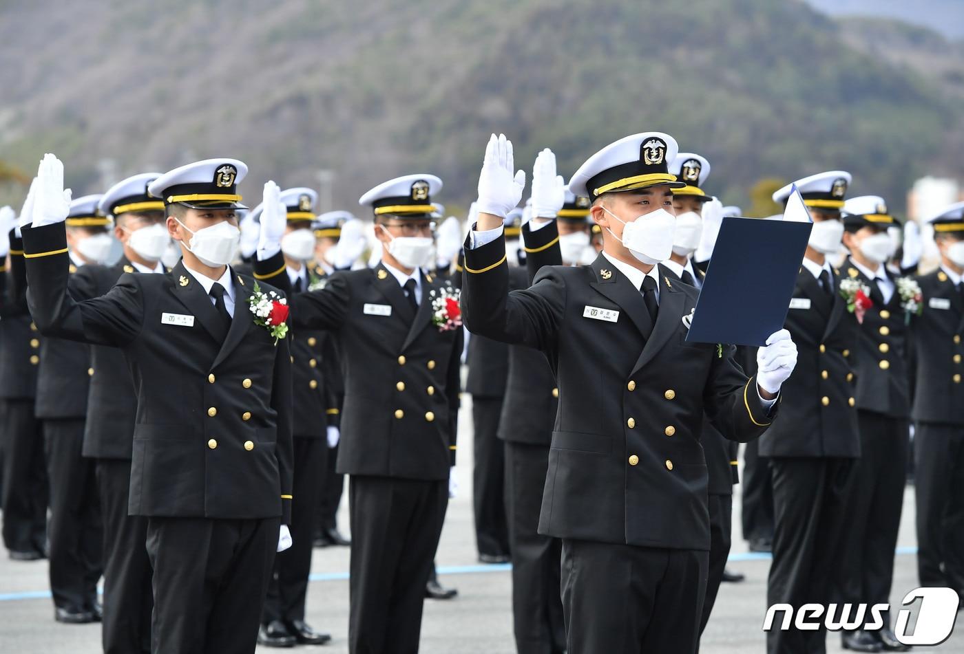 지난달 26일 해군사관학교 연병장에서 제79기 사관생도 입학식이 열리고 있다. (해군사관학교 제공) 2021.2.26/뉴스1