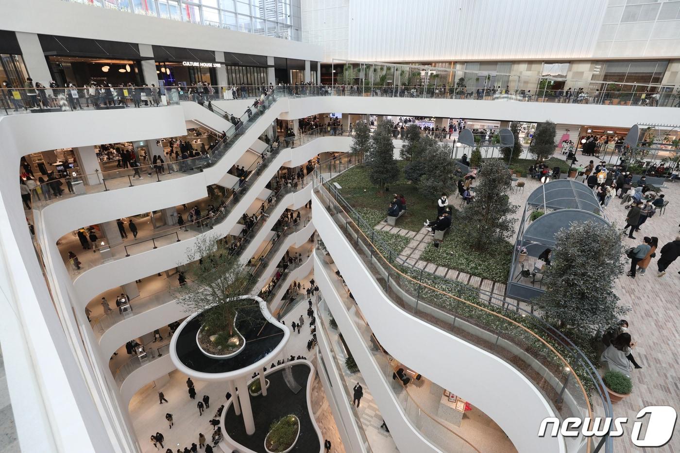 본문 이미지 - 26일 오후 서울 여의도 '더현대 서울'에서 시민들이 쇼핑을 즐기고 있다. 이날 개점한 더현대 서울은 전체 영업면적이 8만9천100㎡(약 2만7천평)로 서울에 있는 백화점 중 최대 규모다. 이 백화점의 콘셉은 '자연친화형 미래 백화점'으로 전체 영업면적 가운데 49%가 실내 조경과 고객 휴식 공간 등으로 구성됐다. 2021.2.26/뉴스1 ⓒ News1 신웅수 기자