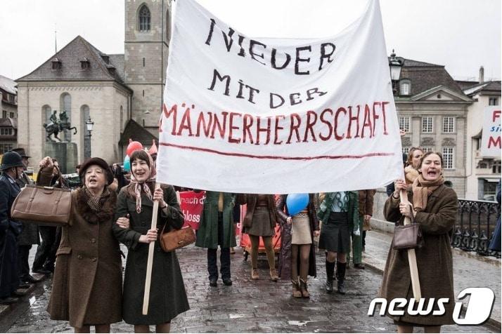 본문 이미지 - 스위스 여성들은 1971년에 투표권을 쟁취했고, 일부지역에서는 1990년에 인정되었다. 사진은 영화 '거룩한 분노'의 한 장면. 조디악 필름(Zodiac films) 페이스북 게시물 갈무리.