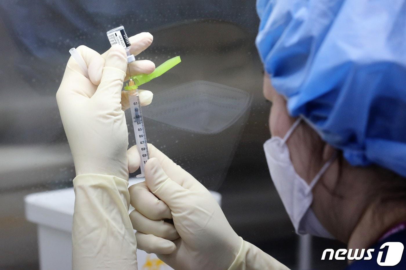 코로나19 환자 치료 의료진을 대상으로 한 화이자 백신 접종이 시작된 27일 오전 서울시 중구 국립중앙읭료원 중앙예방접종센터 내 무균 작업대(클린벤치)에서 의료진이 화이자 백신을 주사기에 소분 조제하고 있다. 2021.2.27/뉴스1 ⓒ News1 사진공동취재단