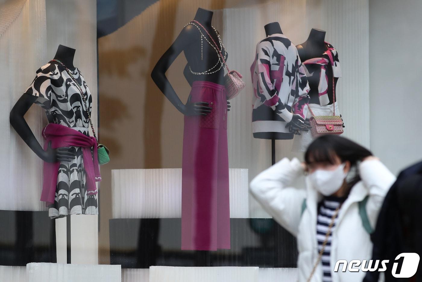 포근한 봄 날씨를 보인 28일 오후 서울 중구 명동의 한 백화점 쇼윈도에 화려한 봄옷이 전시되어 있다. 2021.2.28/뉴스1 ⓒ News1 오대일 기자