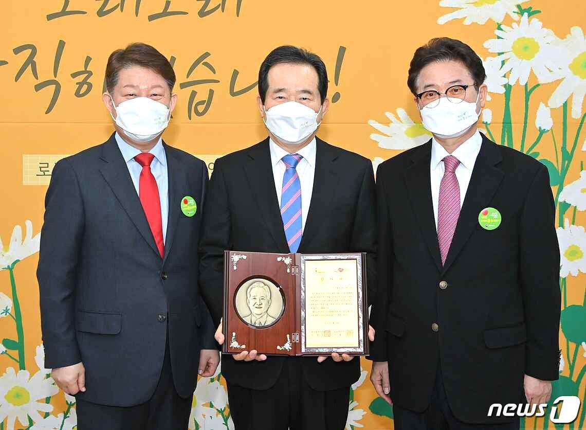 본문 이미지 - 대구시와 경북도는 28일 대구문화예술회관에서 열린 2·28 민주운동 기념식이 끝난 뒤 정세균 국무총리에게 감사패와 기념액자를 전달했다. 왼쪽부터 권영진 대구시장, 정세균 총리, 이철우 경북지사 (대구시 제공) 2021.2.28/ⓒ 뉴스1
