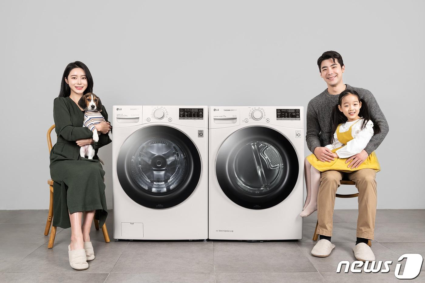 본문 이미지 - 모델들이 LG 트롬 세탁기 스팀 펫(사진 왼쪽)과 LG 트롬 건조기 스팀 펫를 소개하고 있다. (LG전자 제공)ⓒ 뉴스1