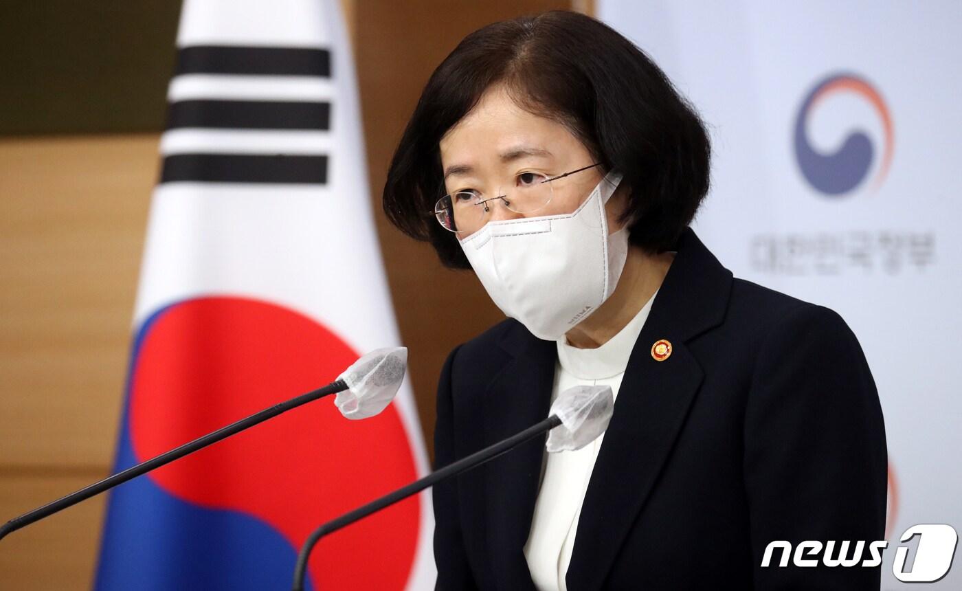 본문 이미지 - 조성욱 공정거래위원장이 3일 서울 종로구 세종로 정부서울청사 별관 브리핑룸에서 애플코리아의 동의의결 최종 확정 관련 브리핑을 하고 있다. 2021.2.3/뉴스1 ⓒ News1 김명섭 기자