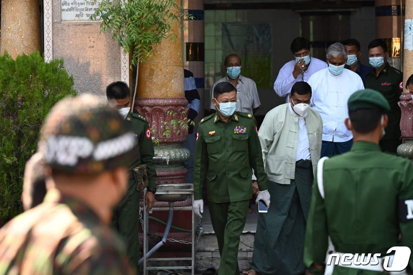 본문 이미지 -  2일 미얀마 양곤의 한 사원에서 군부 인사들과 군인들이 나오고 있다.  ⓒ AFP=뉴스1