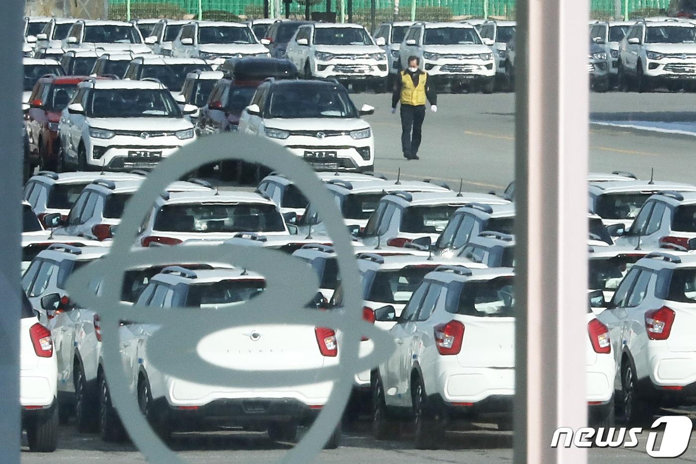 경기도 평택시 쌍용자동차 평택공장 출고 대기장에 출고를 앞둔 차량들이 주차돼 있다. 2021.2.3/뉴스1 ⓒ News1 민경석 기자