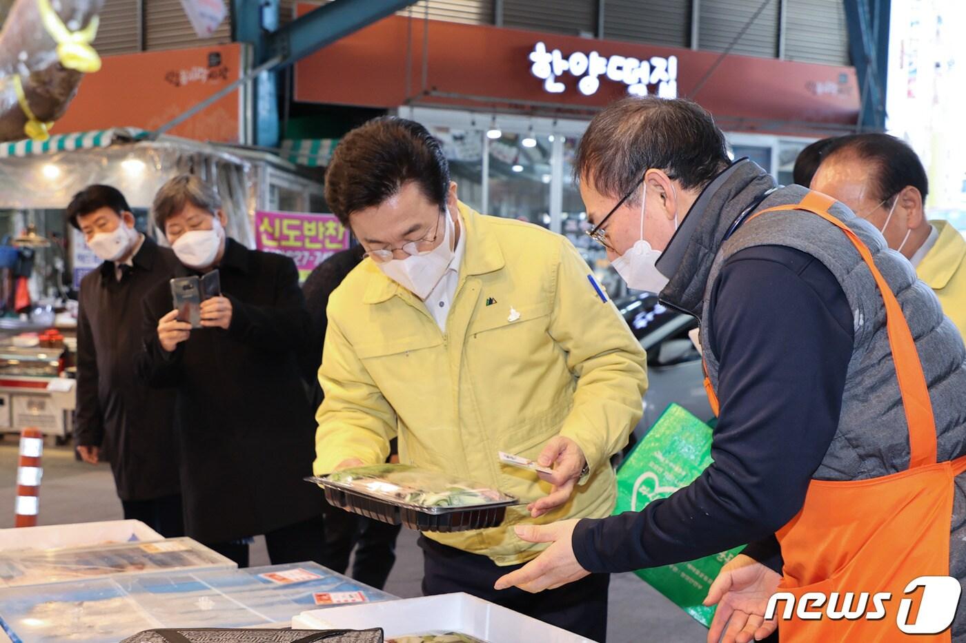본문 이미지 - 허태정 대전시장이 3일 신도꼼지락 시장을 찾아 명절 성수품 물가를 확인하고 있다.(대전시 제공)ⓒ 뉴스1