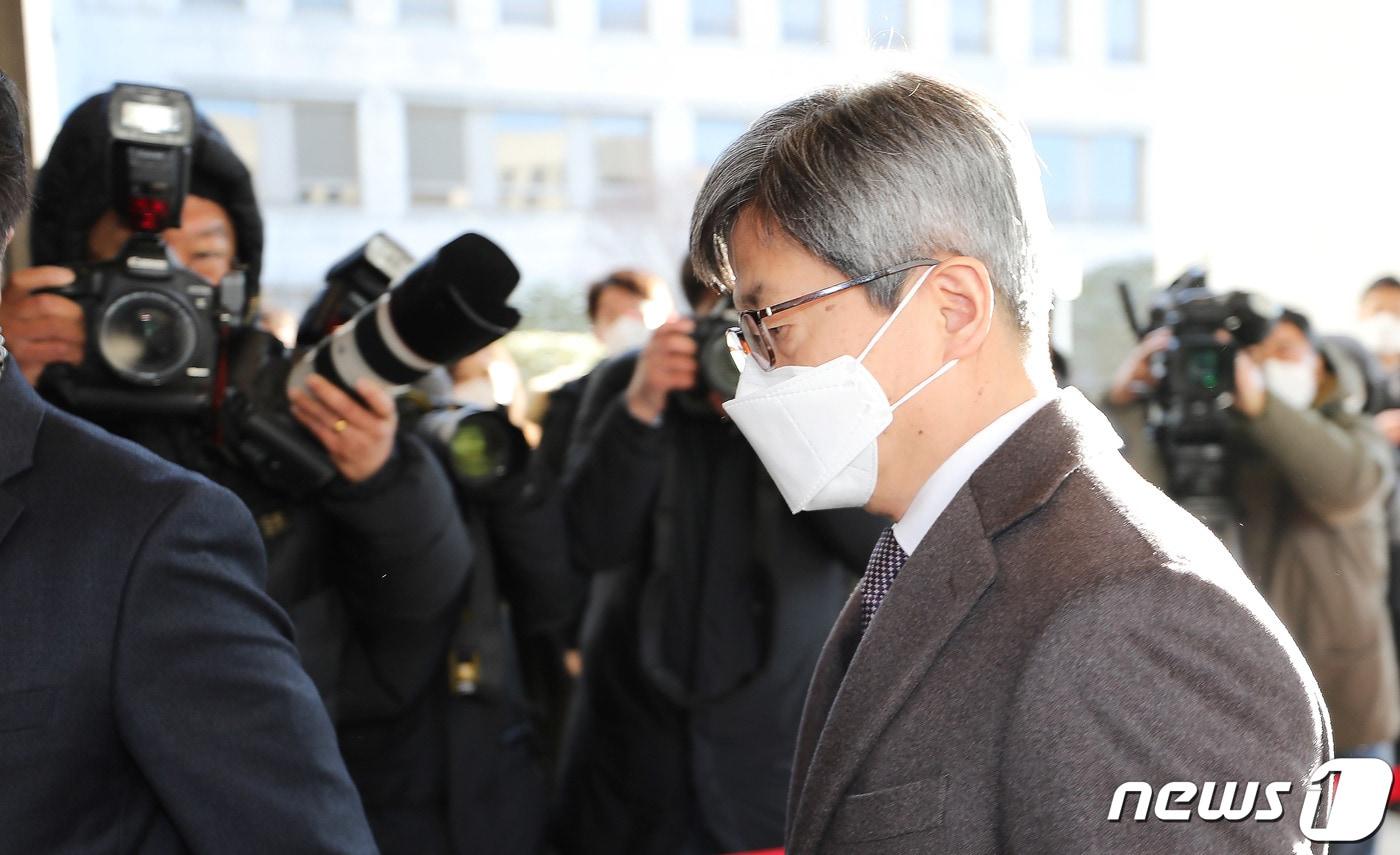 본문 이미지 - 김명수 대법원장이 4일 오전 서울 서초동 대법원으로 출근하고 있다. 사상 첫 법관 탄핵 표결을 앞둔 이날 당사자인 임성근 부장판사 측은 김 대법원장과의 대화 녹취록을 공개했다. 2021.2.4/뉴스1 ⓒ News1 박정호 기자