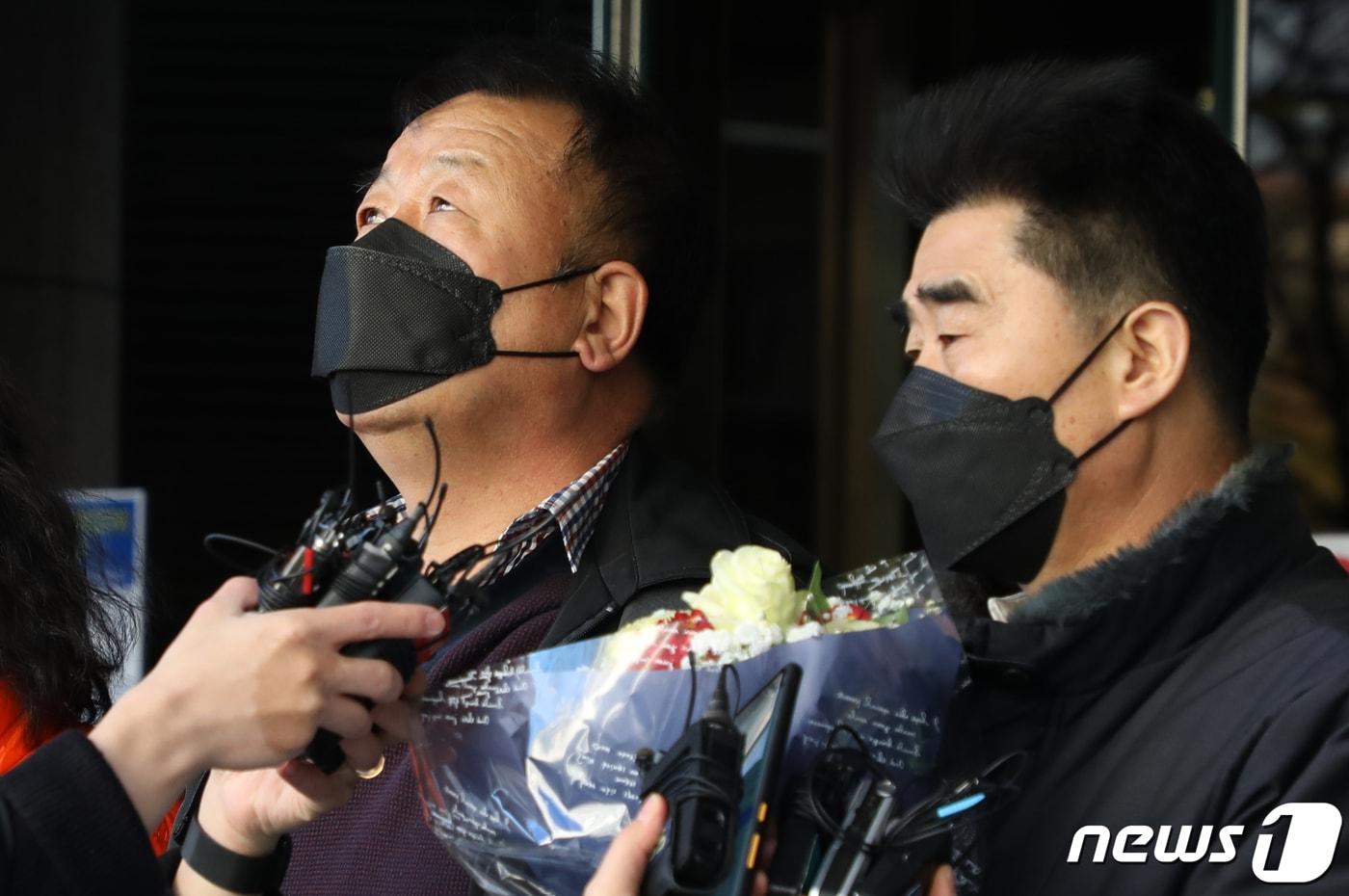 본문 이미지 - ‘낙동강변 살인사건’ 범인으로 지목돼 21년간 옥살이를 한 장동익씨와 최인철씨가 4일 오전 부산 연제구 부산고등법원에서 열린 재심 선고 공판을 마친 후 취재진과 질의응답을 하고 있다. 2021.2.4 ⓒ 뉴스1 DB