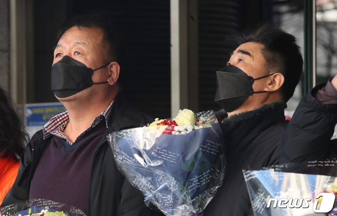 ‘낙동강변 살인사건’ 범인으로 지목돼 21년간 옥살이를 한 장동익씨와 최인철씨가 4일 오전 부산 연제구 부산고등법원에서 열린 재심 선고 공판을 마친 후 취재진과 질의응답 중 하늘을 바라보고 있다. 2021.2.4/뉴스1 ⓒ News1 여주연 기자