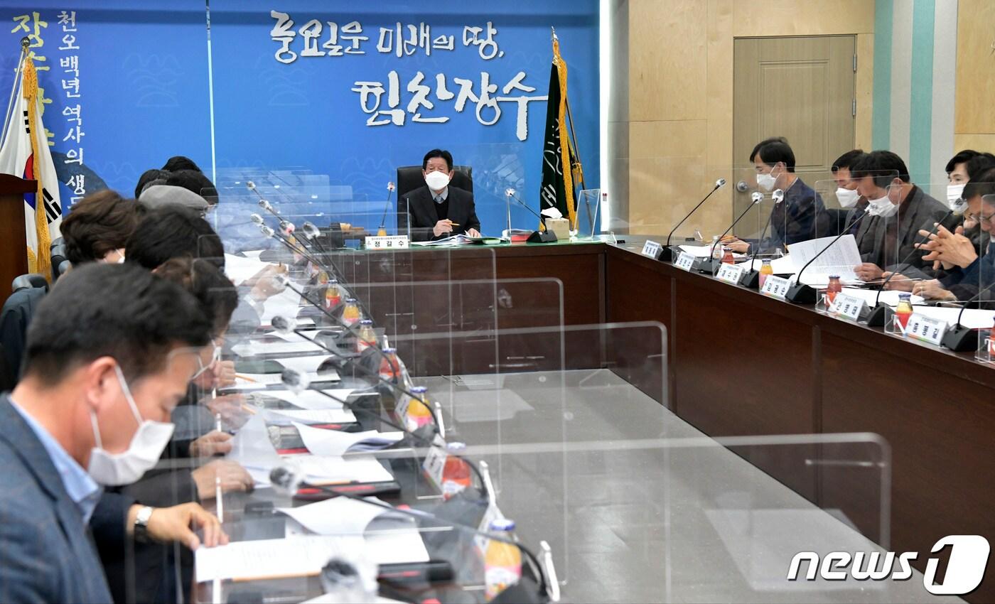 본문 이미지 - 4일 전북 장수군과 한우랑사과랑 축제추진위원회가 군청 회의실에서 제15회 한우랑사과랑축제 추진을 위한 정기총회를 갖고 있다.(장수군제공)2021.2.4 /뉴스1
