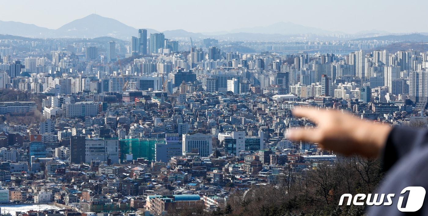 본문 이미지 - 서울 중구 남산에서 바라 본 도심 일대. 2021.2.4/뉴스1 ⓒ News1 안은나 기자