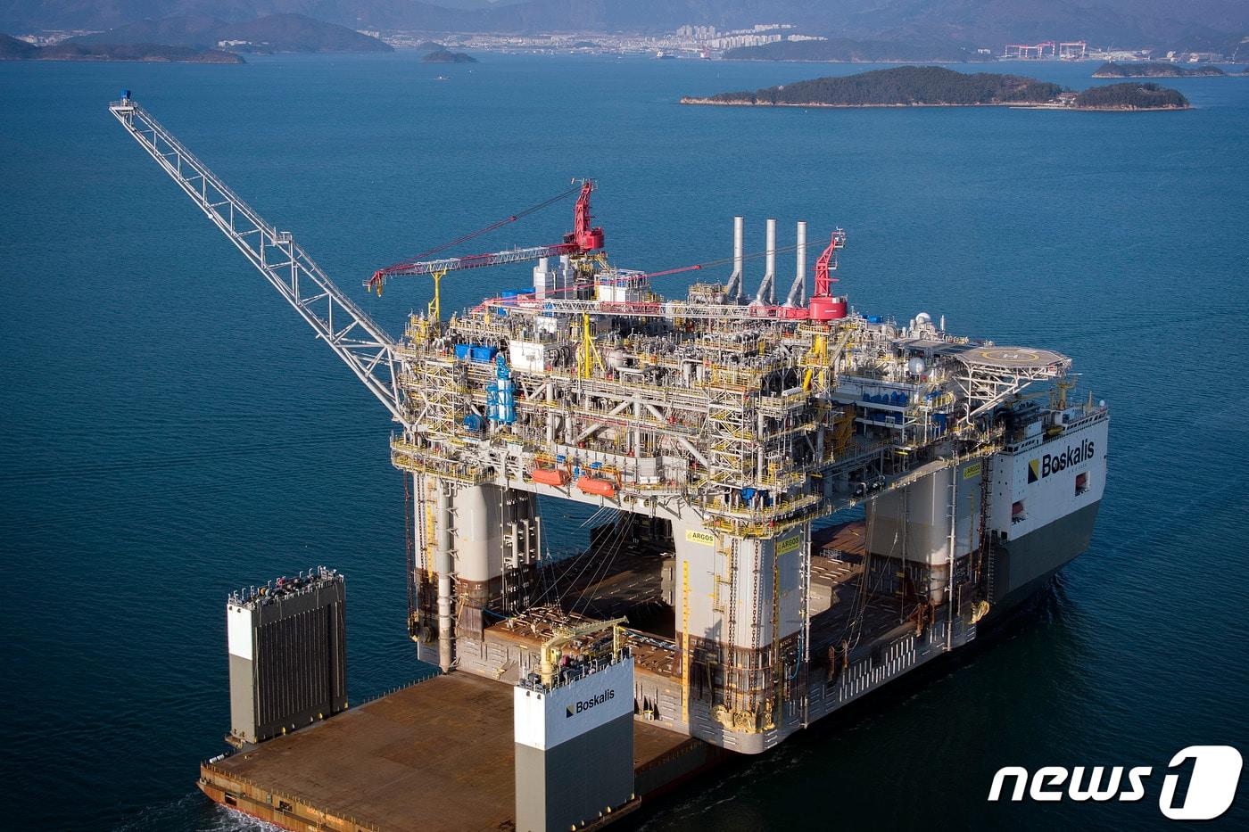 삼성중공업은 거제조선소에서 영국BP사 ‘아르고스(ARGOS)’ FPU의 건조를 성공적으로 마치고 원유와 가스 생산을 위해 미국 멕시코만으로 출항했다고 4일 밝혔다. 사진은 영국BP사 대형 FPU '아르고스' 모습.(삼성중 제공)2021.2.4.ⓒ 뉴스1