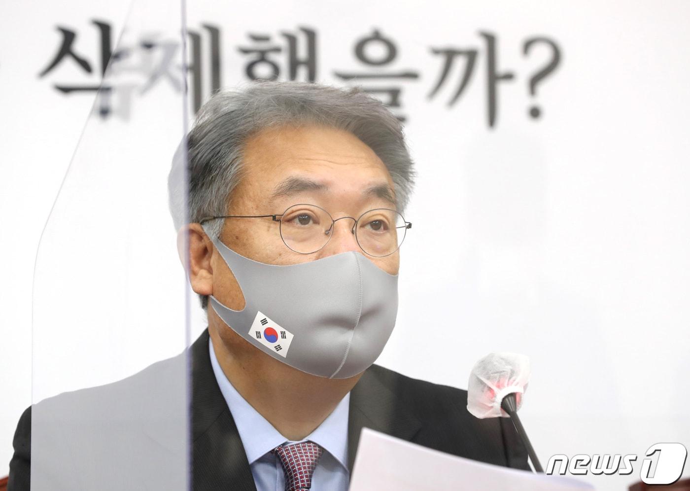 본문 이미지 - 정진석 국민의힘 4‧7 보궐선거 공천관리위원장이 5일 오전 서울 여의도 국회에서 서울시장 및 부산시장 본경선 진출자를 발표하고 있다. 2021.2.5/뉴스1 ⓒ News1 신웅수 기자