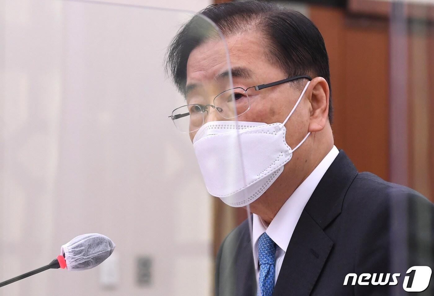 본문 이미지 - 정의용 외교부 장관 후보자가 5일 오전 서울 여의도 국회 외교통일위원회에서 열린 인사청문회에서 의원들의 질의에 답하고 있다. 2021.2.5/뉴스1 ⓒ News1 신웅수 기자