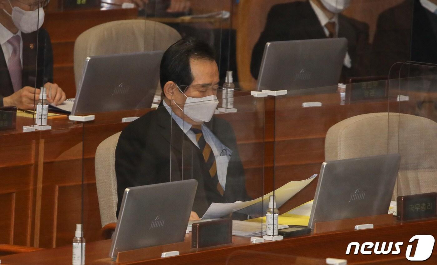 본문 이미지 - 정세균 국무총리가 5일 오후 서울 여의도 국회에서 열린 제384회 국회(임시회) 제5차 본회의(대정부질문)에서 자료를 살펴보고 있다. 2021.2.5/뉴스1 ⓒ News1 신웅수 기자