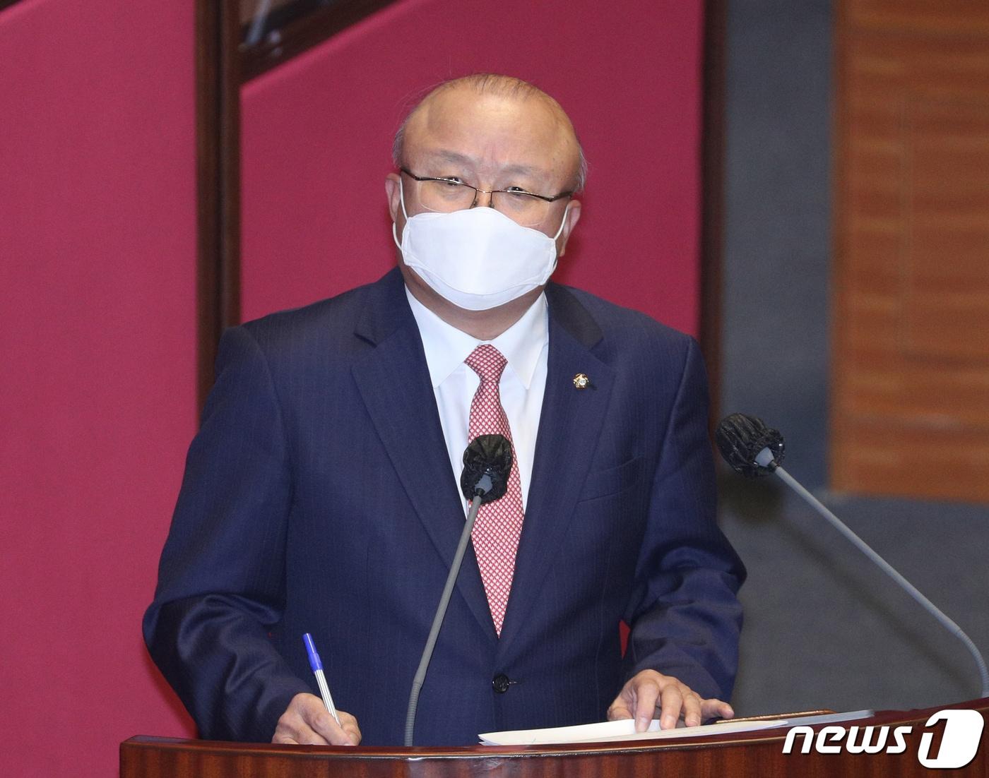 본문 이미지 - 김희국 국민의힘 의원이 5일 오후 서울 여의도 국회 본회의장에서 열린 제384회국회&#40;임시회&#41; 제5차 본회의에서 변창흠 국토교통부 장관에게 경제에 관한 질문을 하고 있다. 2021.2.5/뉴스1 ⓒ News1 신웅수 기자