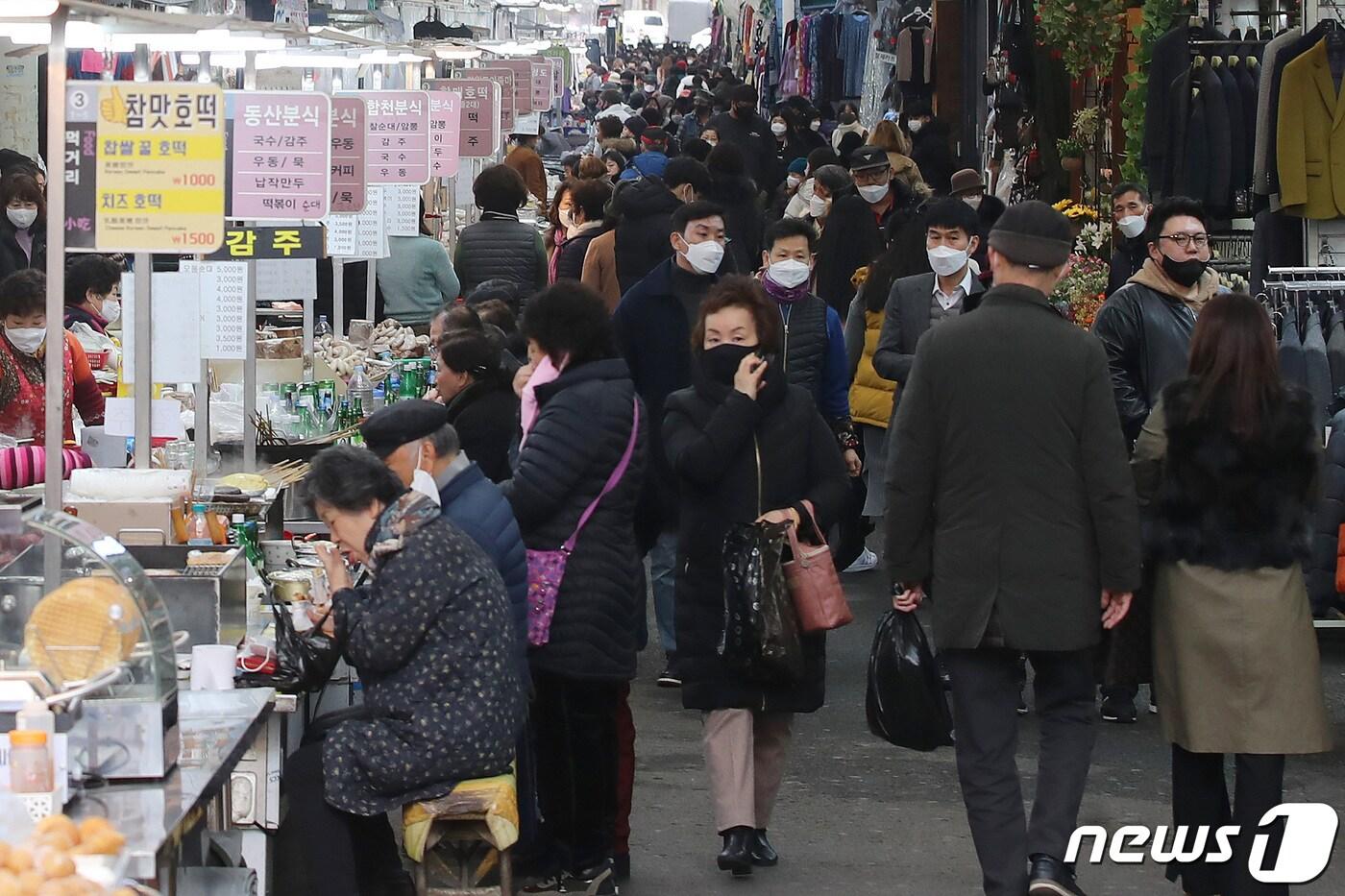 본문 이미지 - 설을 일주일 앞둔 5일 오후 대구 중구 서문시장이 장을 보러 나온 시민들로 차츰 활기를 띠고 있다. 사진은 기사와 직접적 관련 없음. 2021.2.5/뉴스1 ⓒ News1 공정식 기자