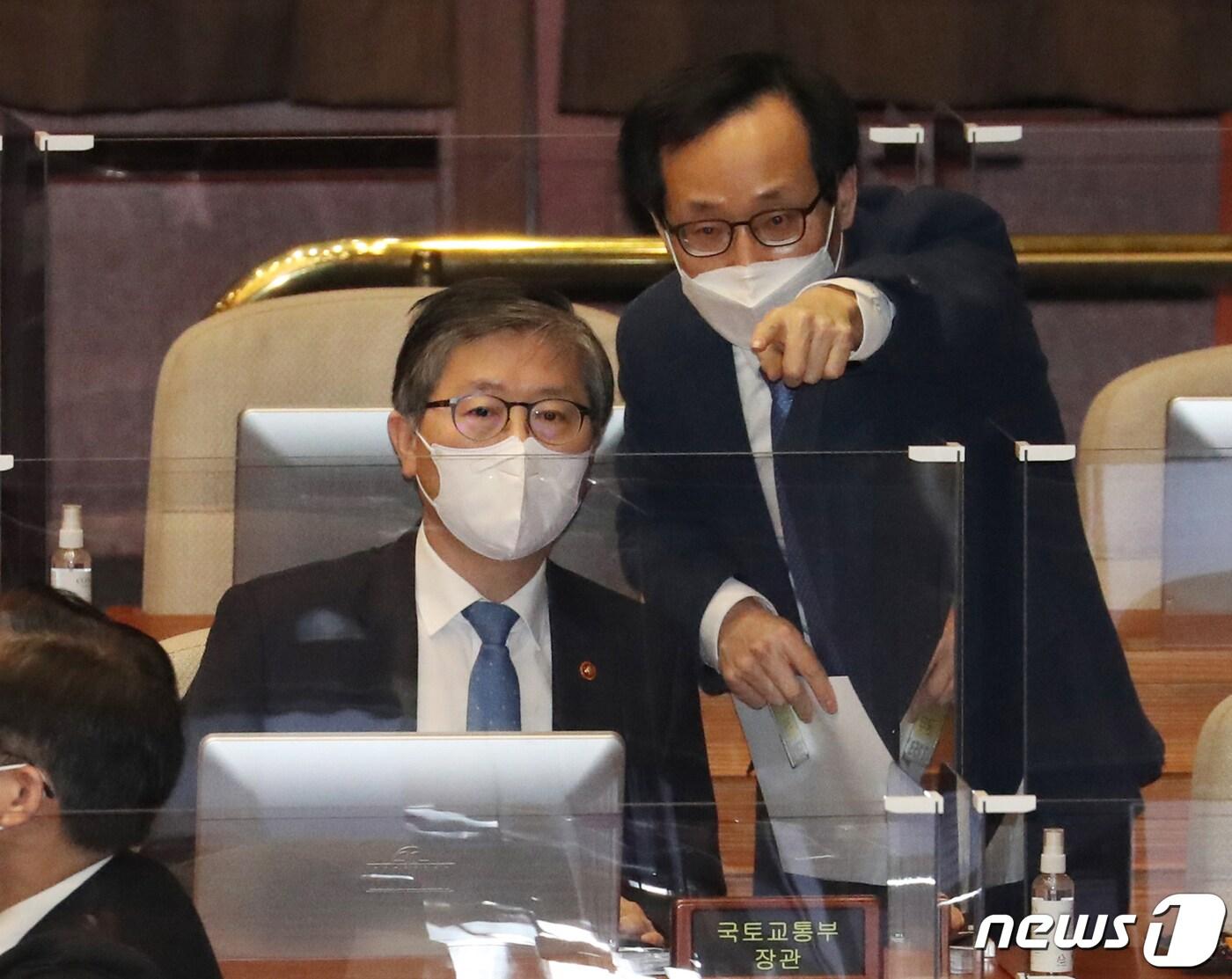 본문 이미지 - 변창흠 국토교통부 장관이 5일 오후 서울 여의도 국회에서 열린 제384회국회(임시회) 제5차 본회의에서 부처 관계자와 대화하고 있다. 2021.2.5/뉴스1 ⓒ News1 신웅수 기자