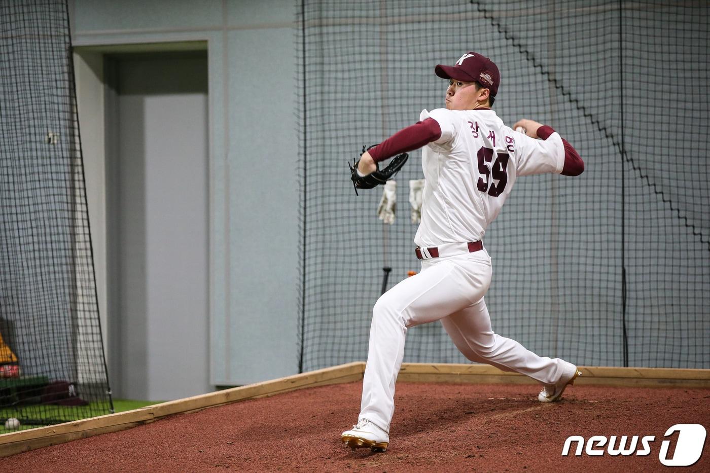 본문 이미지 - 키움 히어로즈 신인 투수 장재영이 5일 서울 고척스카이돔에서 불펜 피칭을 펼치고 있다.(키움 히어로즈 제공) ⓒ 뉴스1