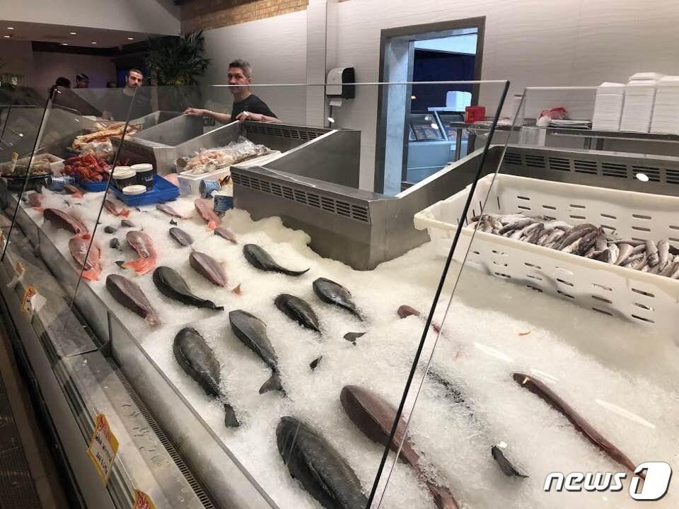 본문 이미지 - 미국 시카고 마트 내 생선이 판매되는 모습.  ⓒ 박영주 통신원 제공=뉴스1 